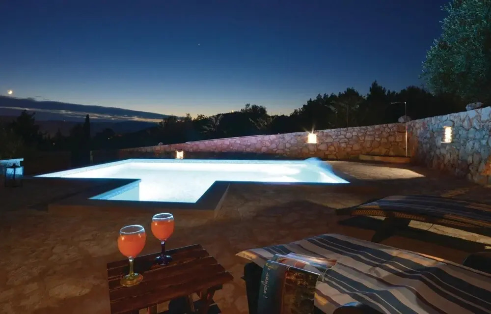 Cozy Home In Stari Grad