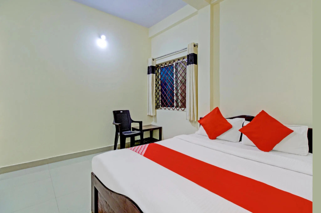 OYO 74504 Hotel Dhanalakshmi