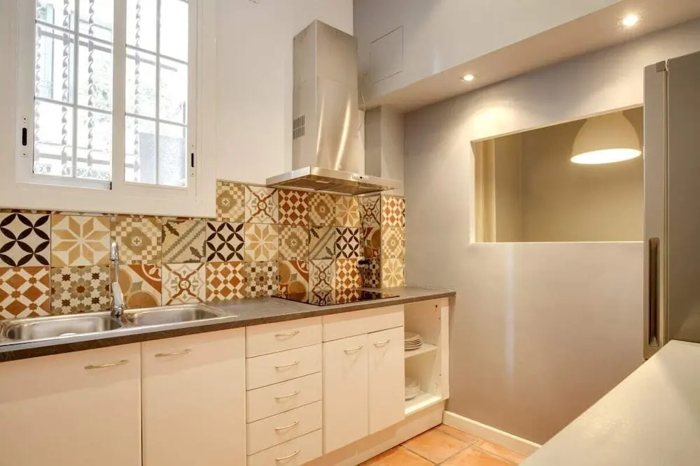 Beautiful 2bdr in Lovely Lesseps, 8mins to Metro