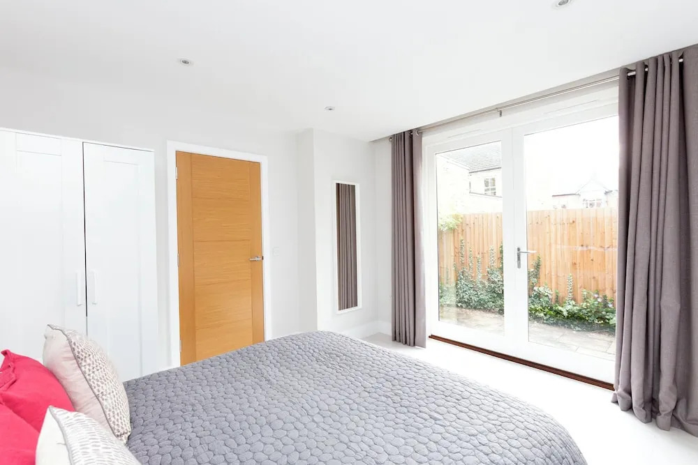 Stunning Central Windsor Town House With Parking