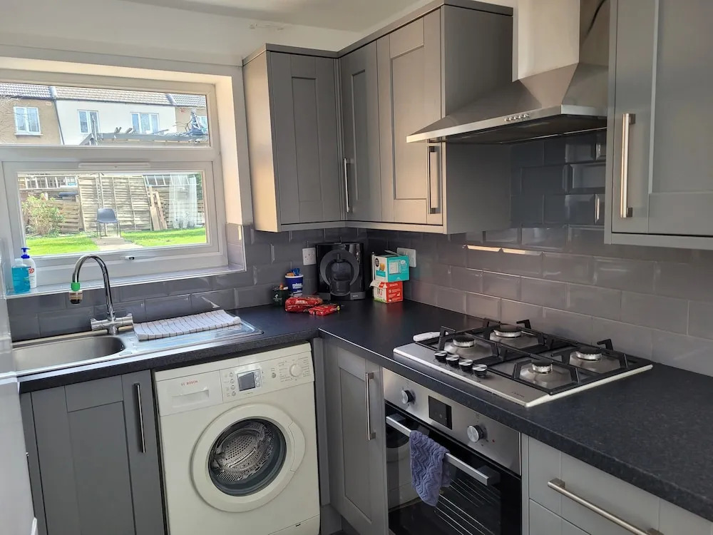 Lovely 2-bed Fully Refurbished House in London