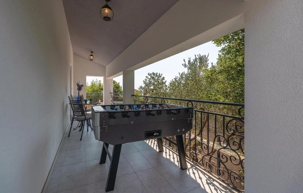 Four-Bedroom Holiday Home In Zdrelac