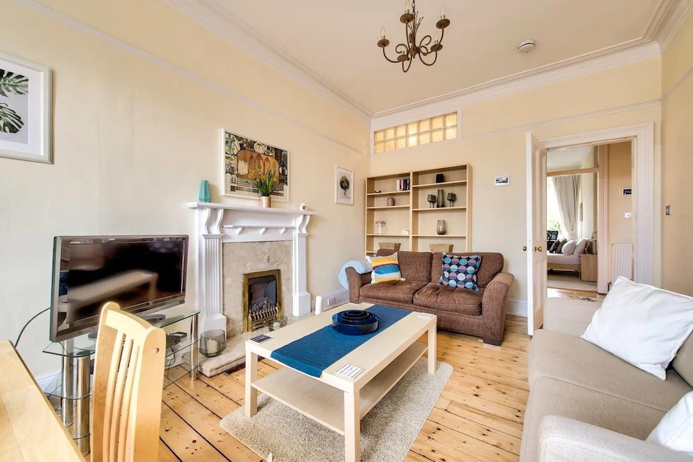 Naturally Well-lit and Intimate 2-bedroom West End Apt