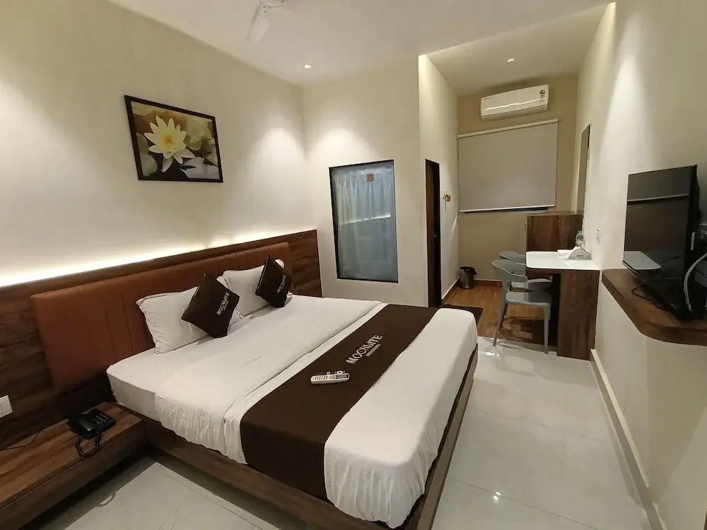 HOTEL MOON LITE RESIDENCY - Marve Road Malad West - Premium Couple Friendly