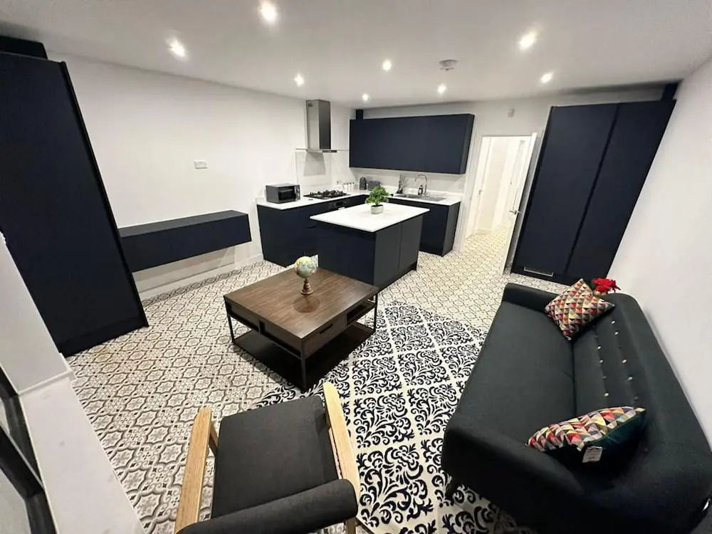 Immaculate 4-bed House Near City Airport