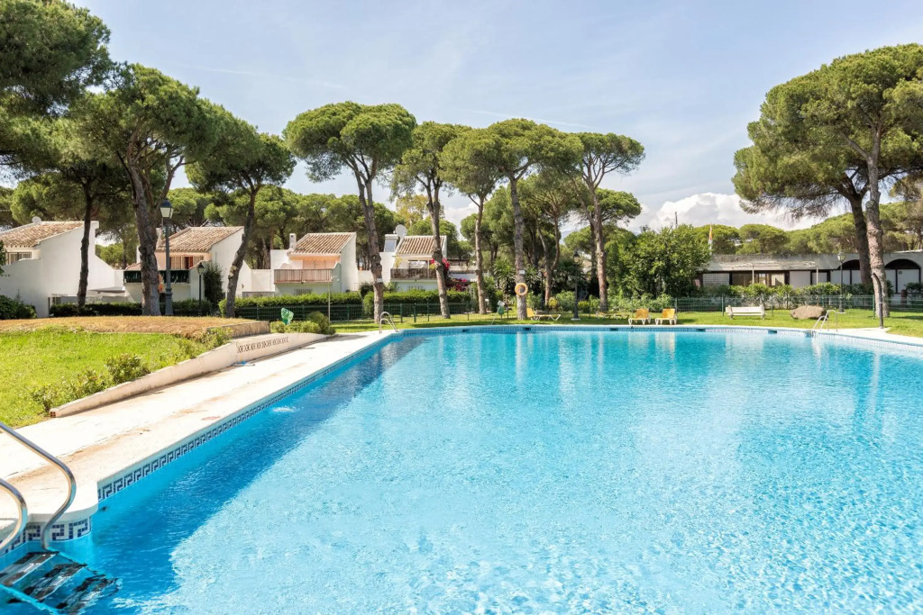 Beachside cosy apartment with pool