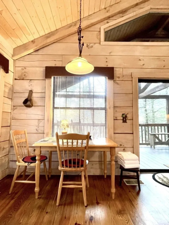 Perfectly private! Hot tub, king sized bed, grill, washer/dryer, and motorcycle friendly! Studio Cabin by RedAwning