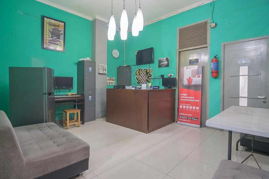RedDoorz Hostel near Braga Citywalk