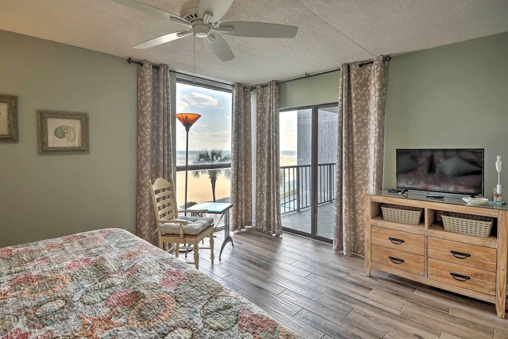 Chic Myrtle Beach Seaside Escape w/ Pool Access!