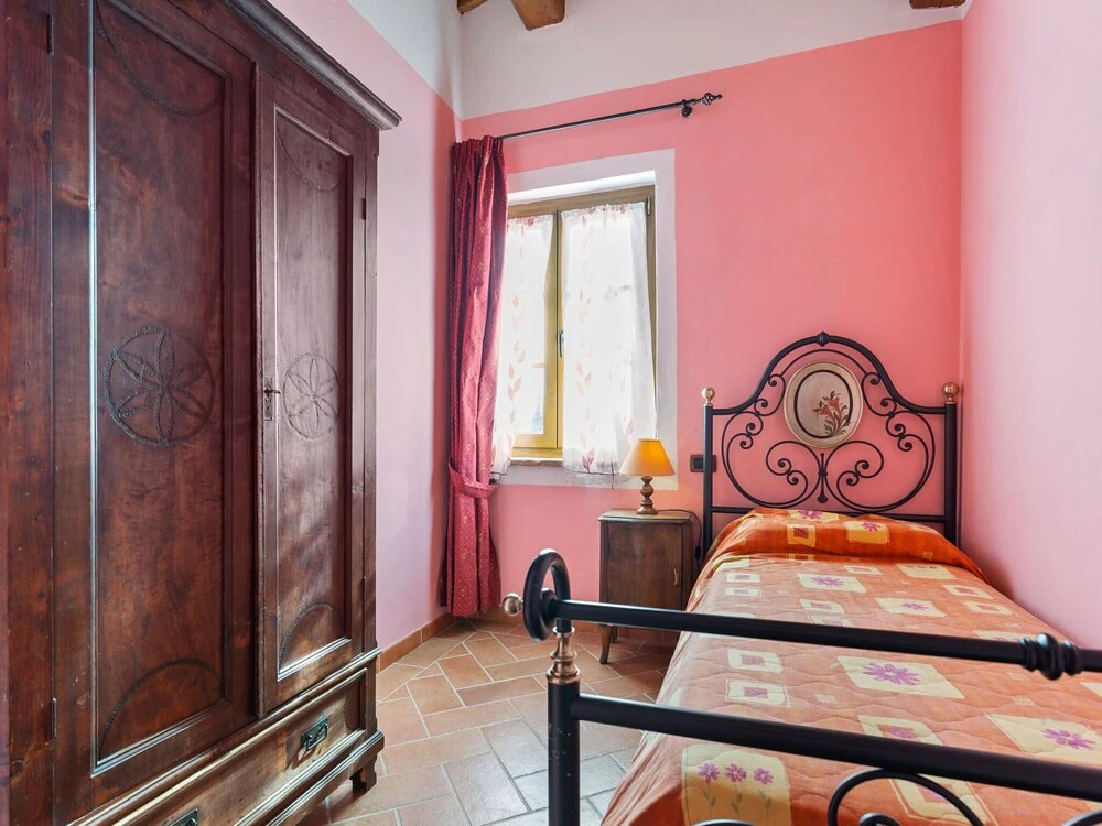 Secluded Holiday Home in Bibbiano With Courtyard
