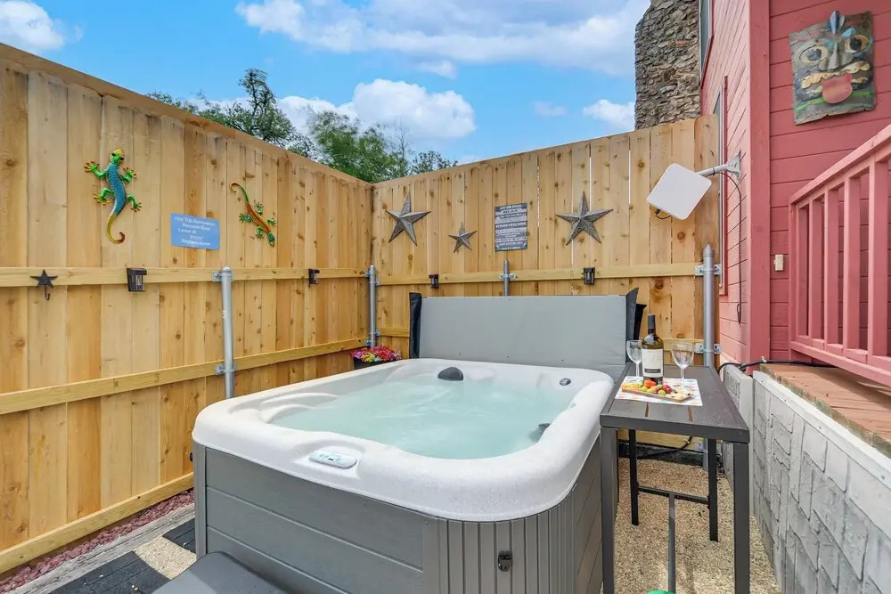 Pet-Friendly Fredericksburg Cabin w/ Hot Tub
