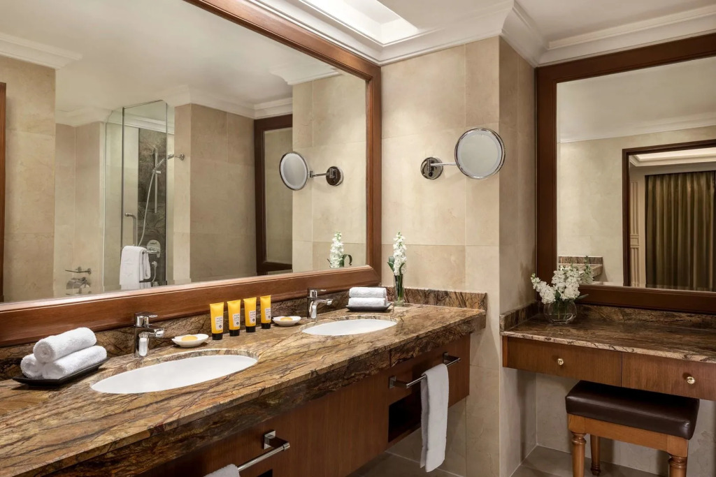 Sule Shangri-La, Yangon
