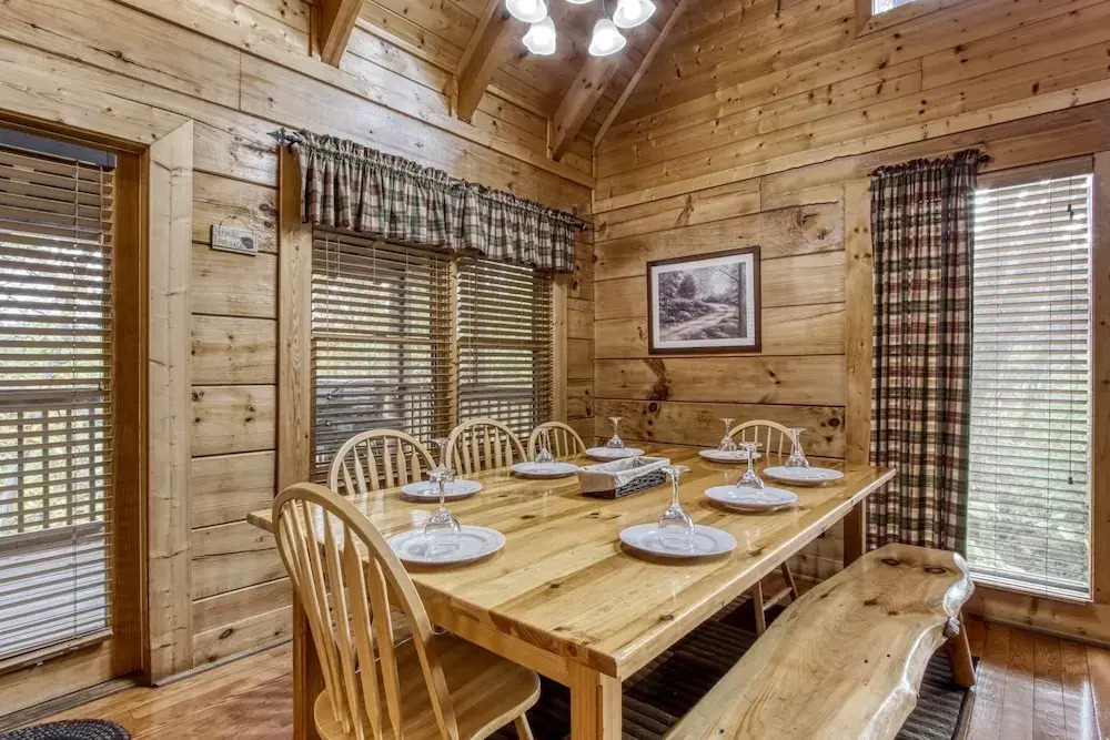 ERN819 - Mountain Majesty - Great Location! Close to All the Action! cabin