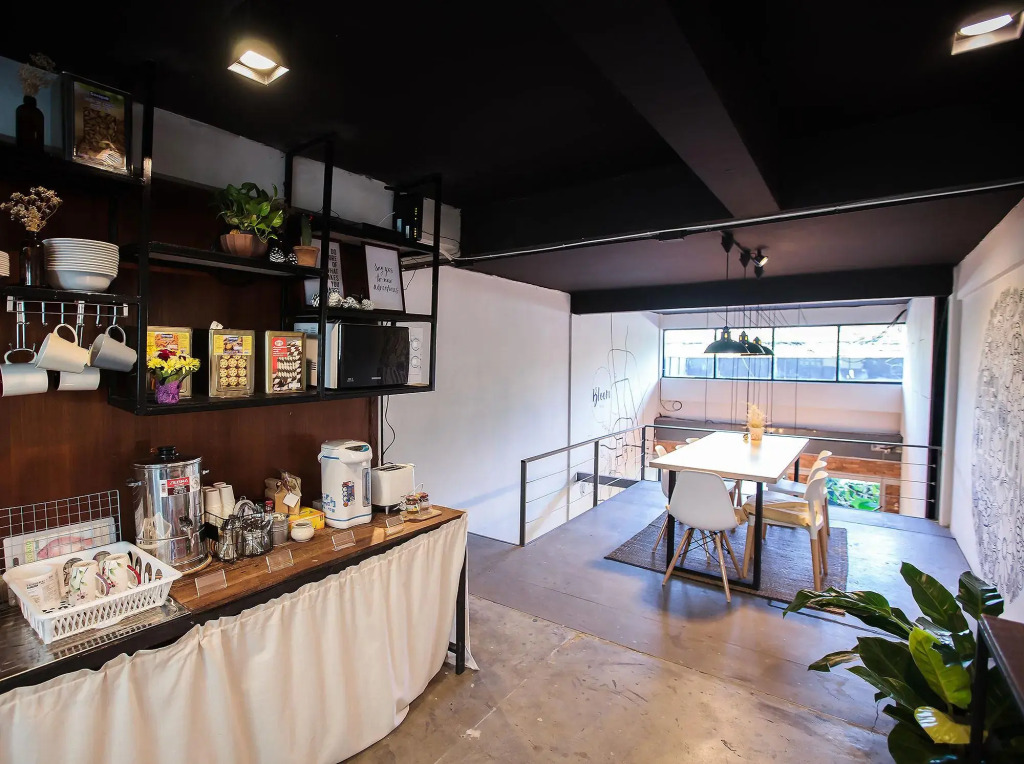 BLOOMZ HOSTEL