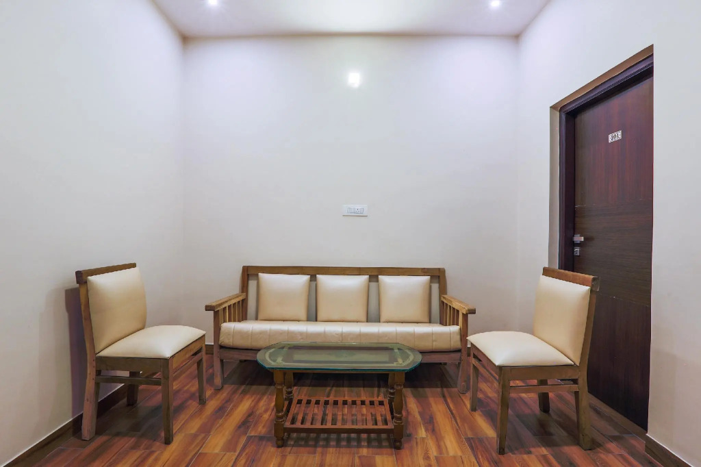 OYO 79915 SRJs Thaneesh Residency