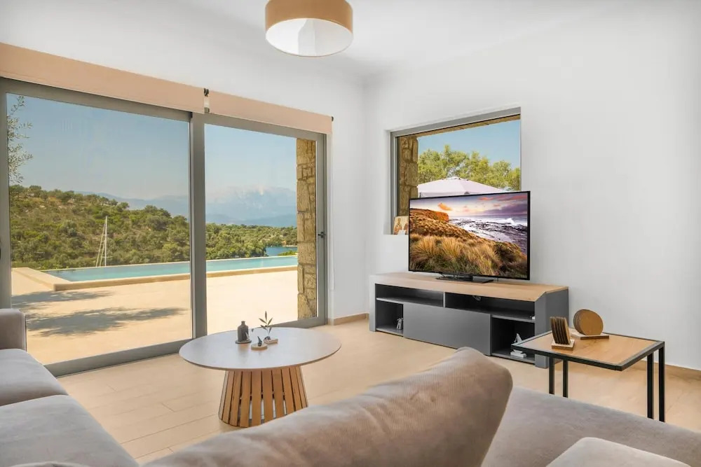 Villa Chriselia - 3 Bedrooms With Sea Access