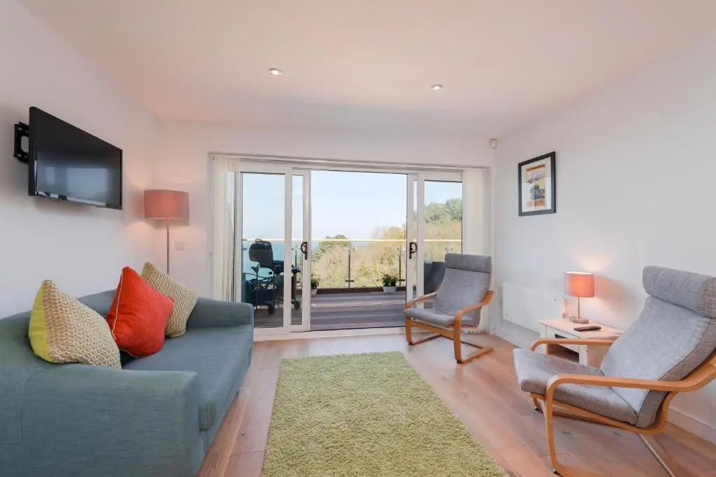 Avocet 2 Luxury Apartment with Pool and Parking