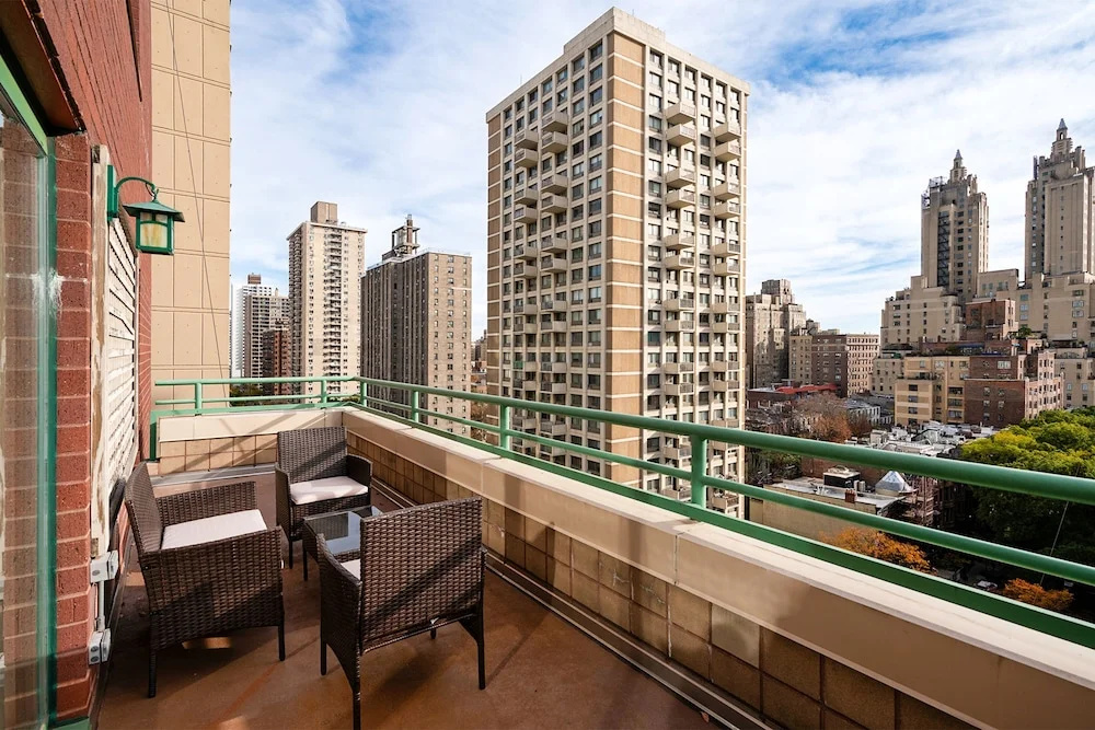 Contemporary 2 Bed 2 Bath Apt Bright and Sunny