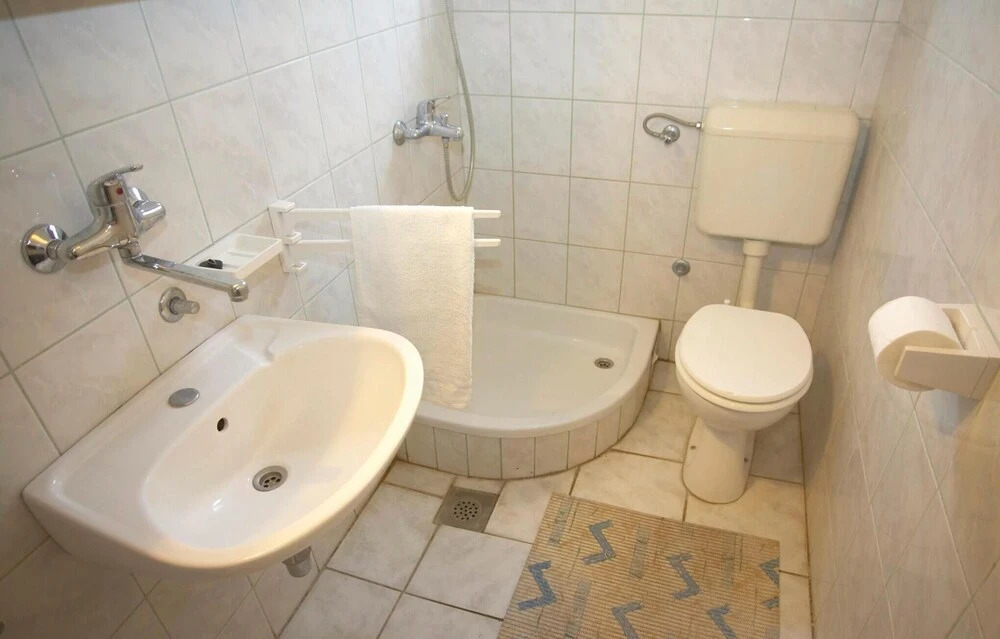 Awesome Apartment in Jadrtovac With 1 Bedrooms