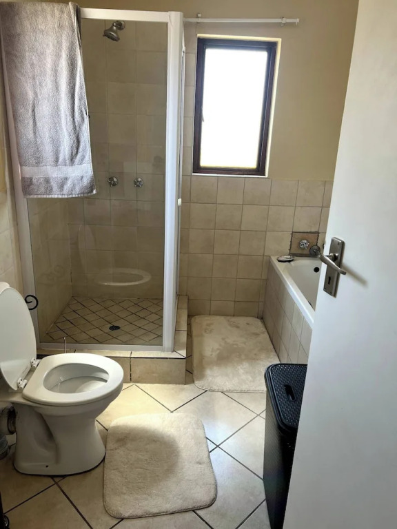 Cozy 3 Bed Duplex ,sleeps 6 With Double Bathroom