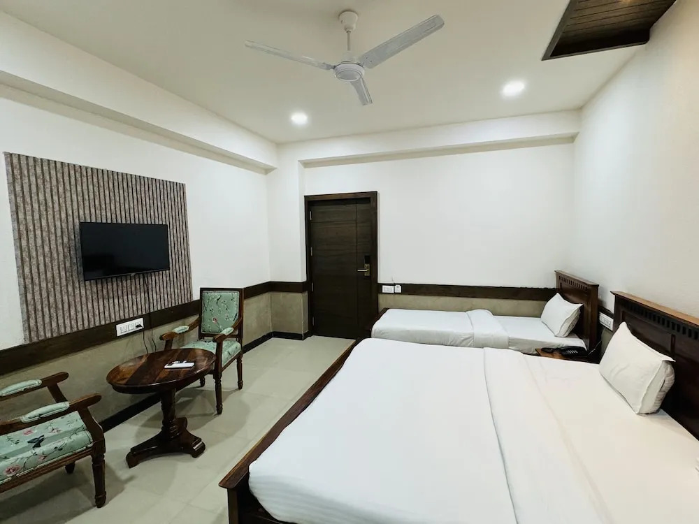 Hotel Tirth by Sonu Cafe