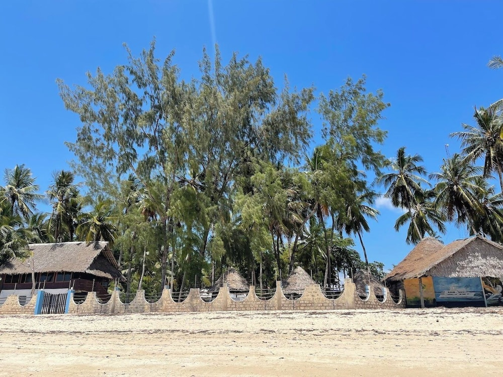 Qwetu Beach Resort Likoni