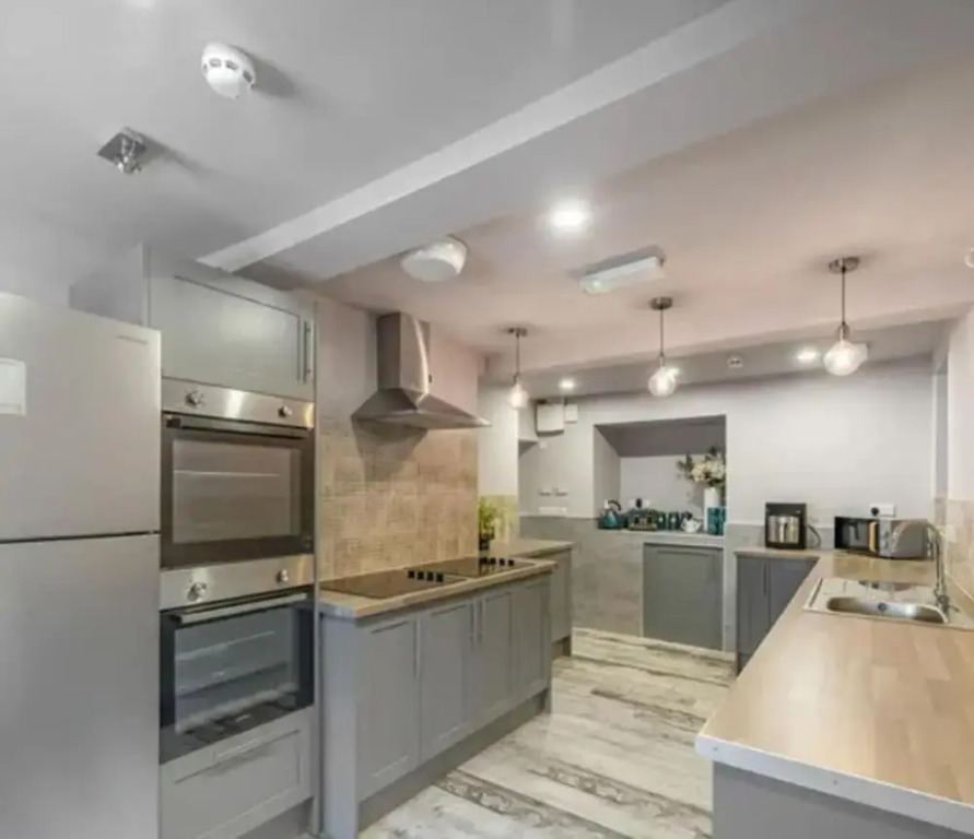Ivy House, 6-beds, Sleeps 19 With Hot Tub