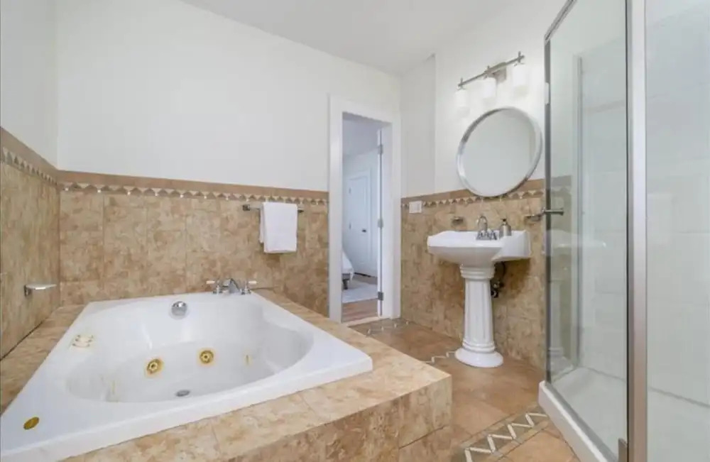Black Rock Home - 4 bed - Jacuzzi Bath - Beach