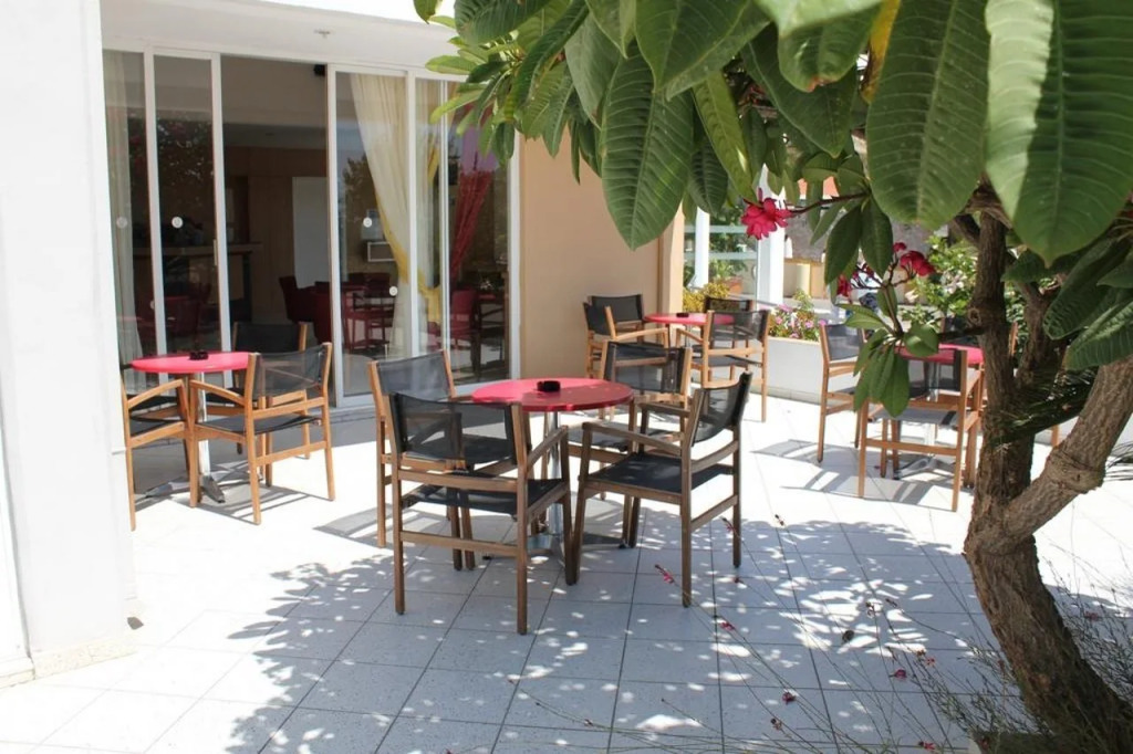 Irinna Hotel-Apartments