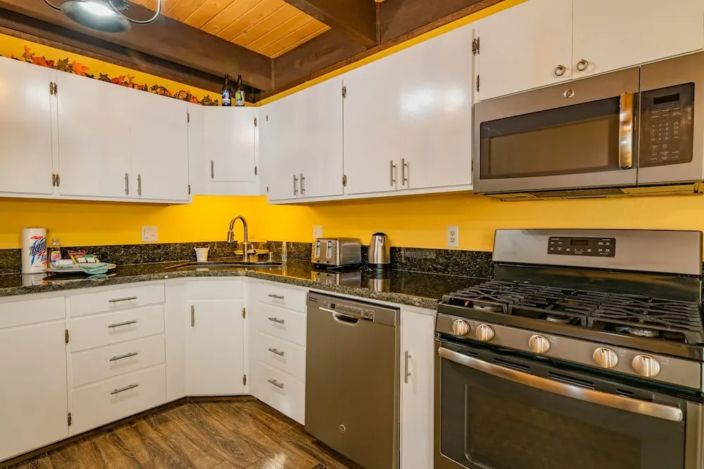 Hope's Cabin - Free Ski/snowboard Rental! - 2br/1.5ba/fireplace/barbeque 2 Bedroom Home