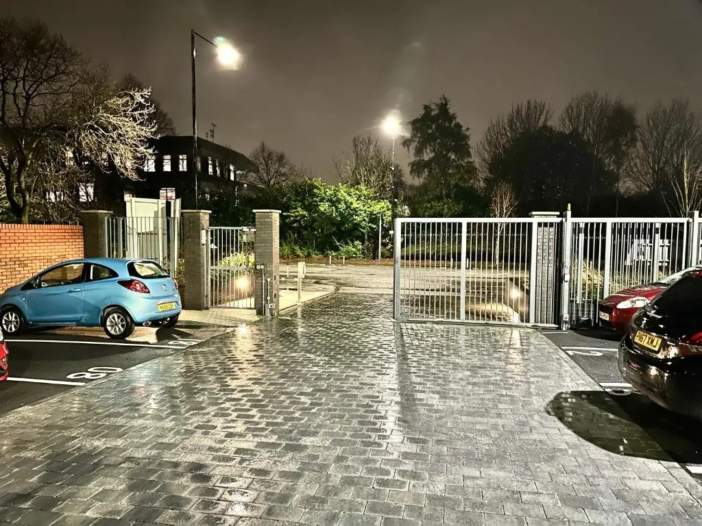 Modern 2 Bedroom Apartment - Manchester Old Trafford