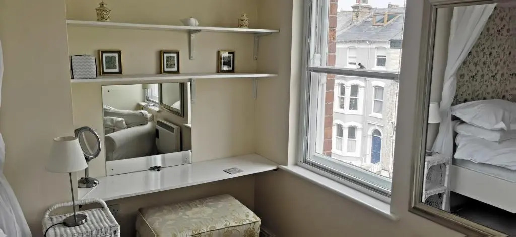 Flat 12 Sebastian Court - 2 Beds with a Four Poster