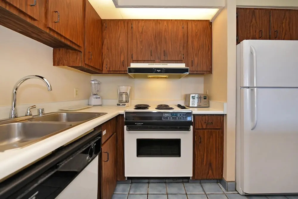 Papakea #d402 3 Bedroom Condo by RedAwning