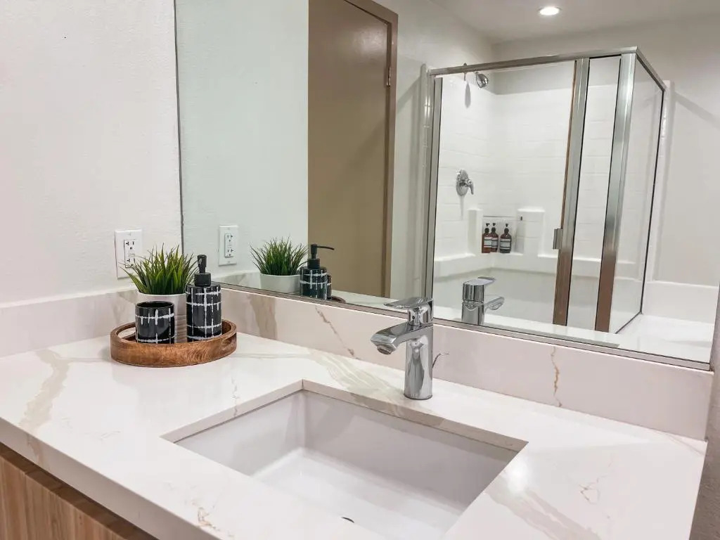 2BDR & parking 5-10min to Santa Monica Pier