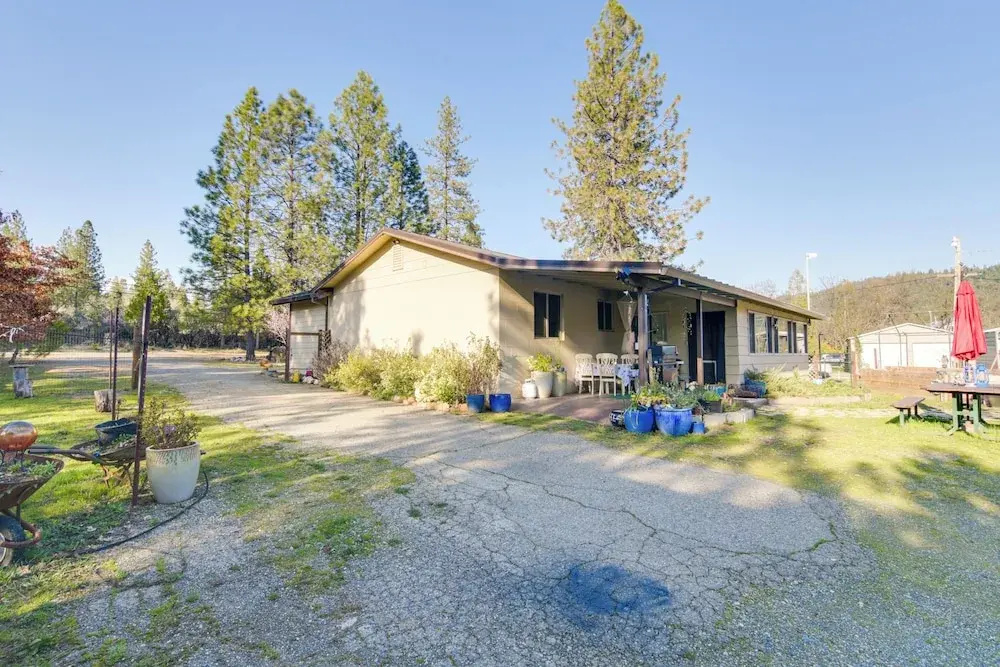 Quiet Challenge-Brownsville Home Near Collins Lake