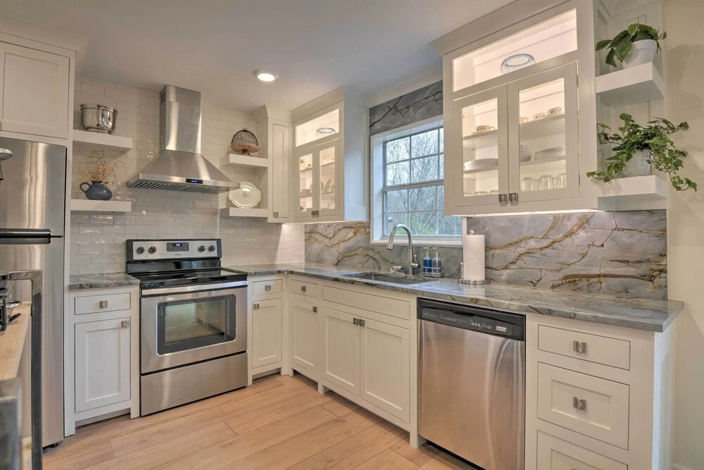 Updated & Modern House < 1 Mi to Dtwn Bentonville!