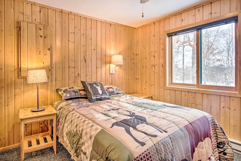 Cabin w/ Fireplace < 1 Mile to Lakes + Golf