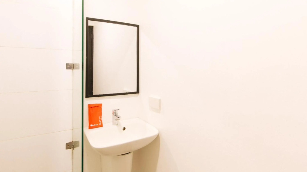 RedDoorz Plus at MM Hotel Las Pinas former RedDoorz Plus Near Bamboo Organ