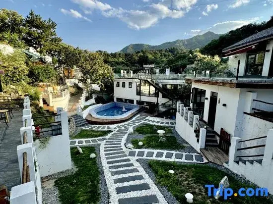 Shiyue Shanman Garden Hot Spring Resort Hotel