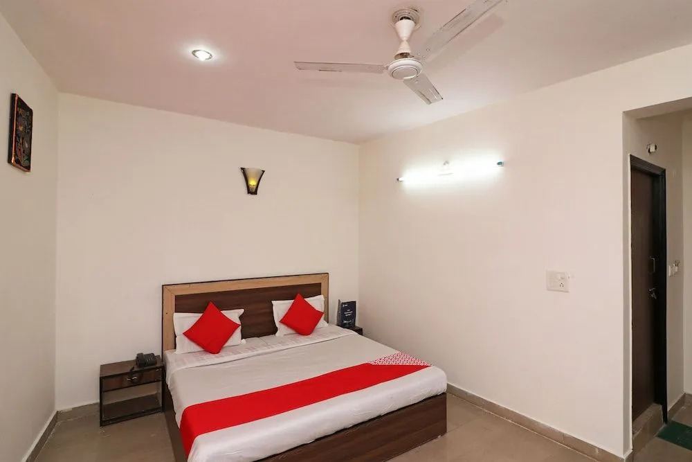 OYO 24878 Hotel Aicon Palace
