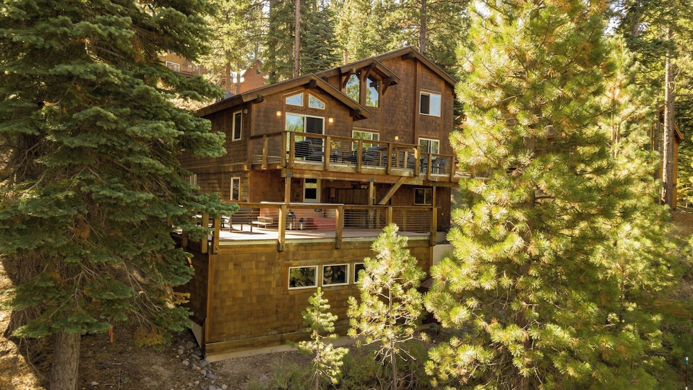 Redwood by Avantstay Secluded Cabin w/ Views & Spa 5mins to Northstar!