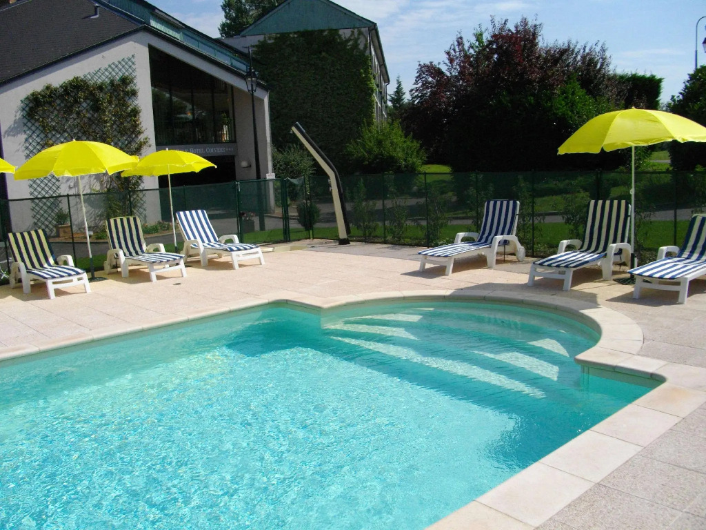 Golf Hotel Colvert - Piscine extérieure et Room Service