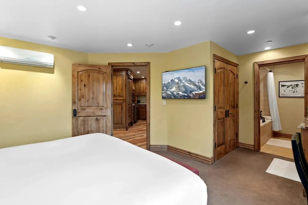 Royal Plaza at Deer Valley - One Bedroom Condo with Hot Tub #305 1 Condo