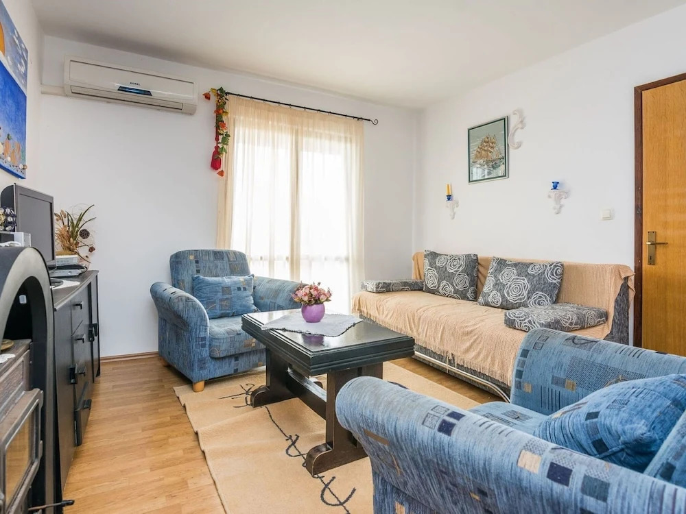 Vibrant Apartment in Vir near Sea