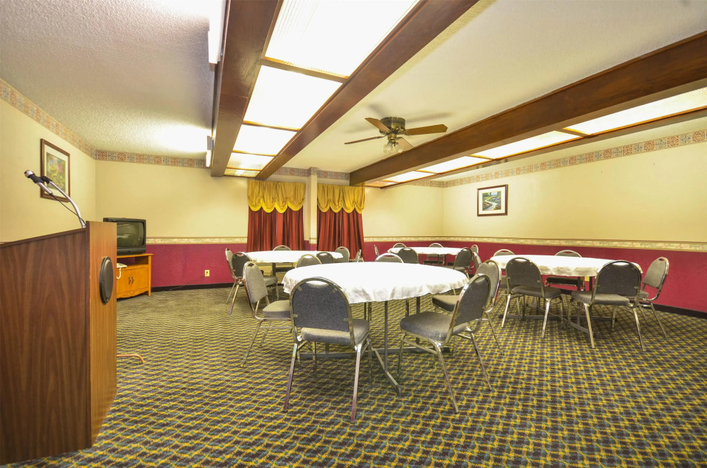 Days Inn by Wyndham Southern Hills/ORU