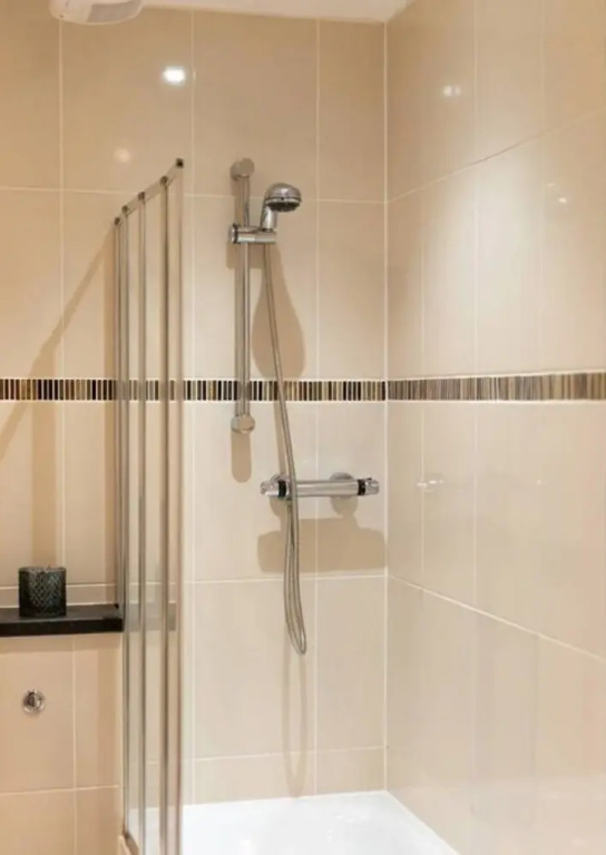 Trendy Ground-floor 2-bedroom Apartment Close to Haymarket Station