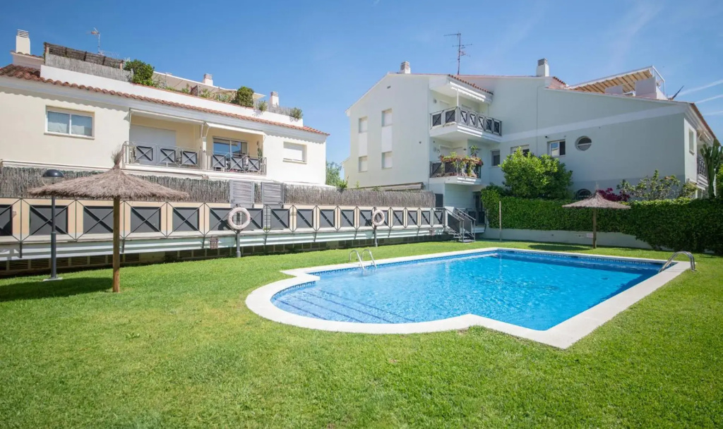 R129 Apartamento con terraza y piscina comunitaria cerca de la playa