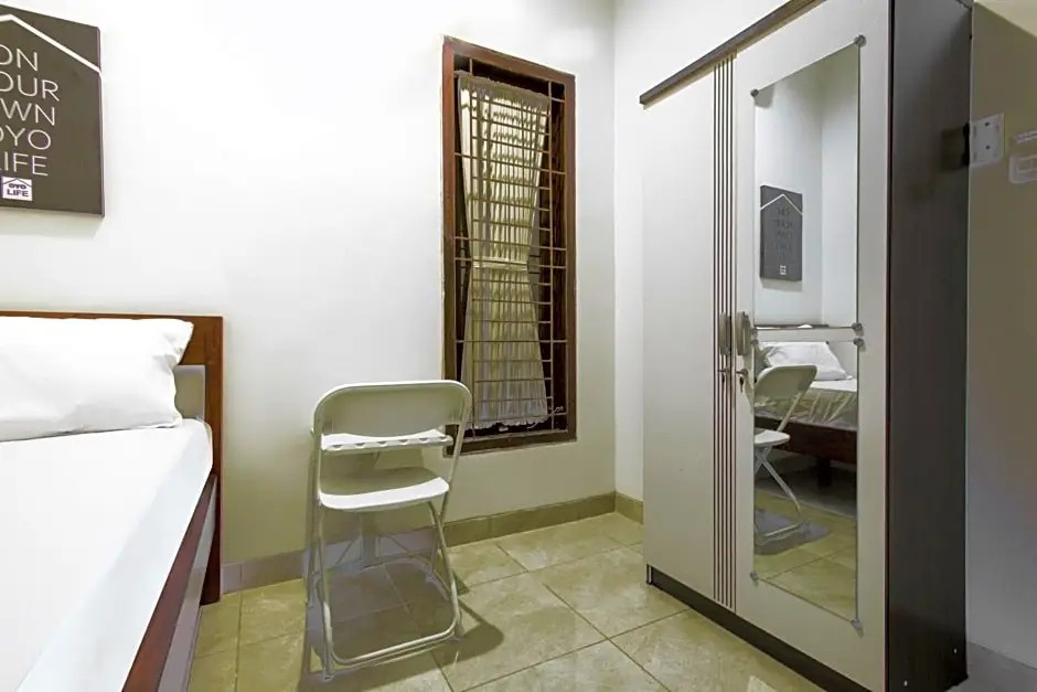 OYO Life 3451 Kost Shavero
