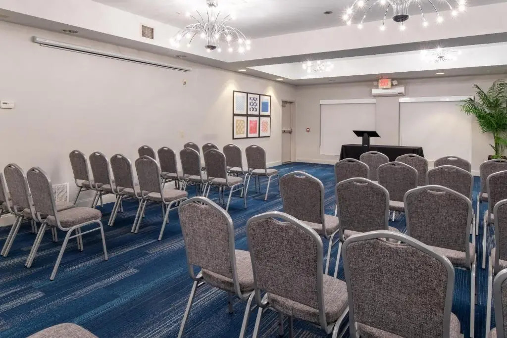 Holiday Inn Express Hotel & Suites Dallas South - DeSoto by IHG
