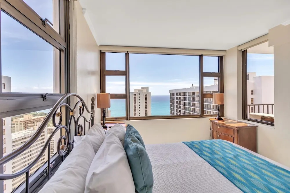 37th Floor Condo with Sweeping Ocean Views & Free parking!